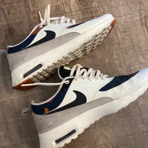 Nike Thea Size 7 - Picture 2 of 3